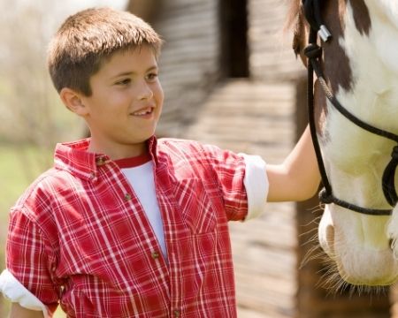 regala a un niño un paseo a caballo