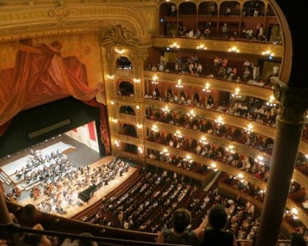 regalo original padres entradas al teatro