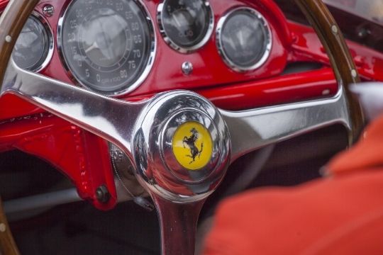 historia detrás del logo y los colores de Ferrari