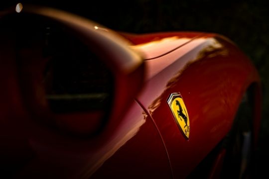 cambios en logo Ferrari