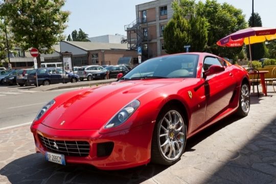 conducir un ferrari en carretera