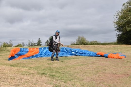 montando un parapente