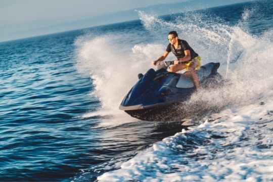 como frenar una moto de agua