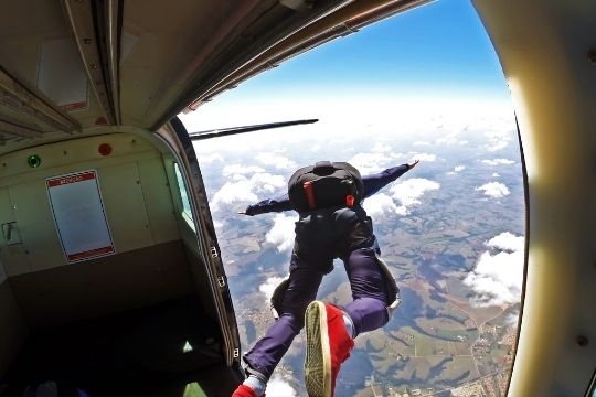 hacer paracaidismo deporte de aventura