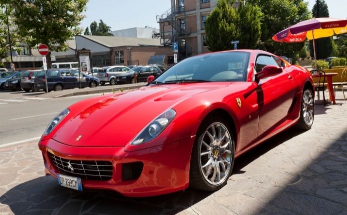 qué necesitas para alquilar un Ferrari