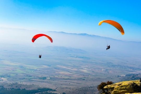 Sobrevuela tu ciudad en parapente. ¡Vista de pájaro! 