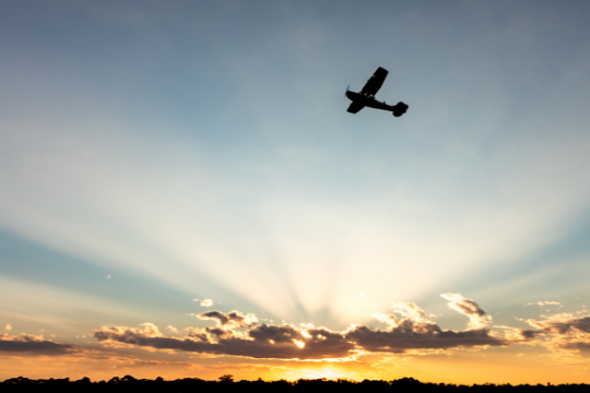 Un vuelo en avioneta para dos en Barcelona, sobrevolando los cielos en pleno atardecer