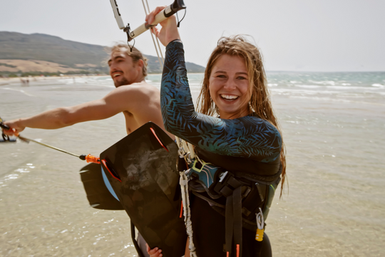 un chico y una chica disfrutando de una experiencia de Kitesurf en Alicante perfecta para regalar