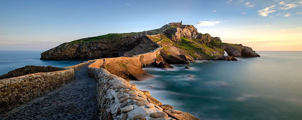 En la imagen se muestra la isla de San Juan de Gaztelugatxe, actualmente más reconocida y visitada por haber aparecido en la famosa serie de Juego de tronos. 