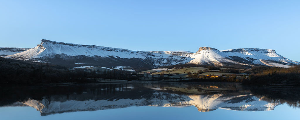 En la imagen se muestra el Embalse de Maroño, ubicado en la provincia de Álava, ideal para visitar en tu escápada romántica al País Vasco. 