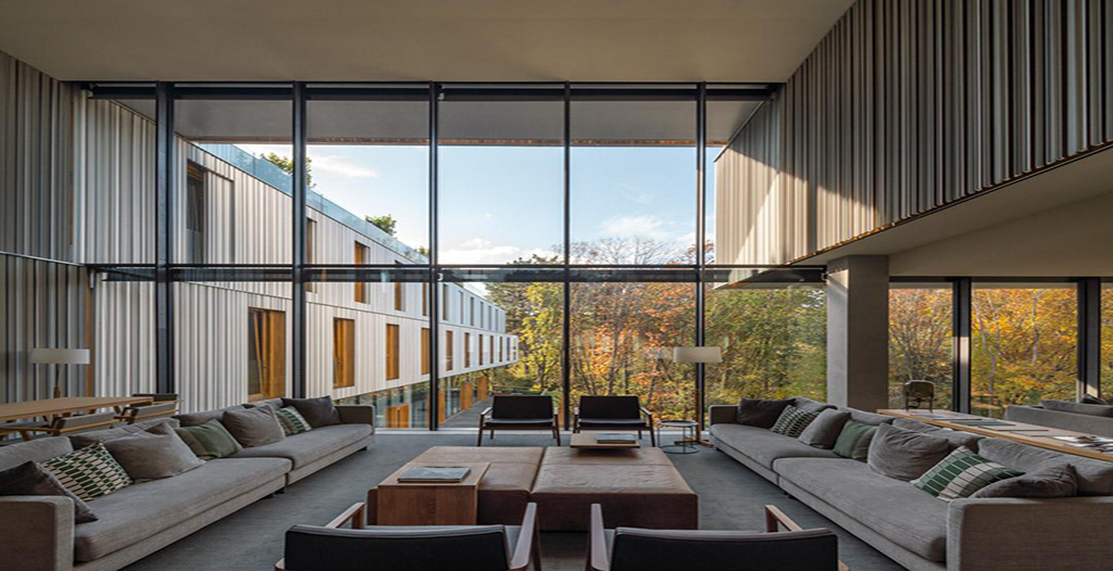 Hall del Hotel boutique de lujo Arima, con vistas a la naturaleza. Todo con un diseño moderno, con toques naturales, y amueblado con mucho gusto. 