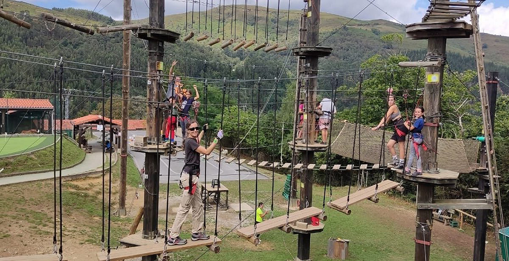 Niños divirtiendose en parque multiaventura Cabuerniaventura. 