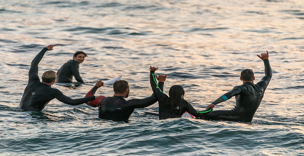 Un grupo de amigos disfrutando de su experiencia haciendo surf con el equipo de Uribe Kosta Surf Eskola. 