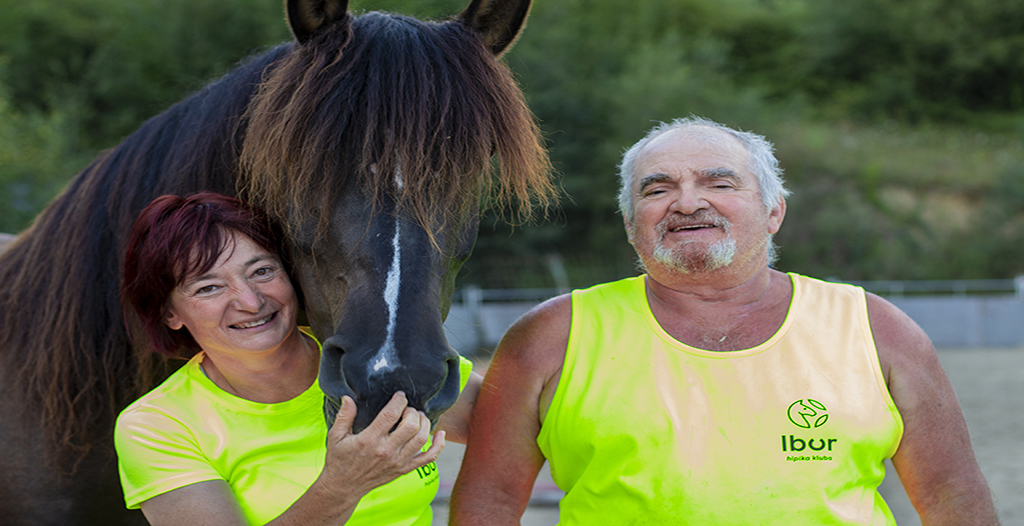 Arantza y Jesús, creadores de Ibur Hipika Kluba, junto a uno de sus caballos, sonrientes y muy contentos. 