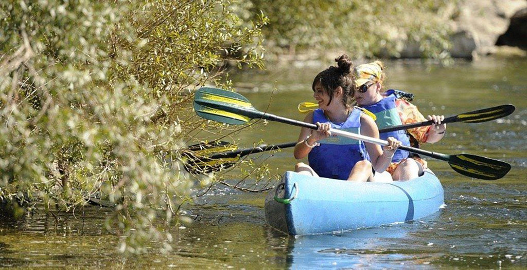 Gente divirtiendose en el descenso en canoa del río Sella, por aventuras en el Sella. 
